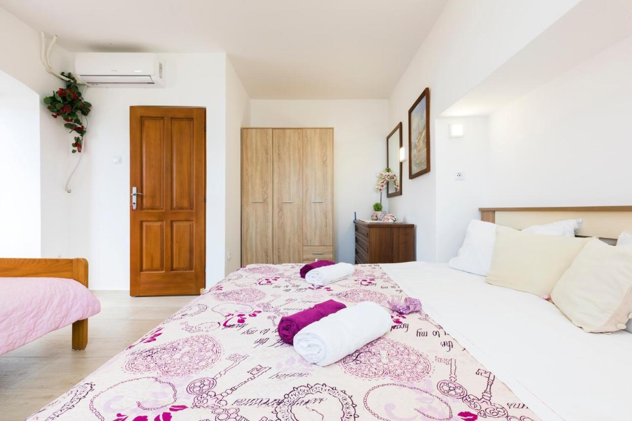 Apartmani I Soba Roberto I Mirjana วาลุน ภายนอก รูปภาพ