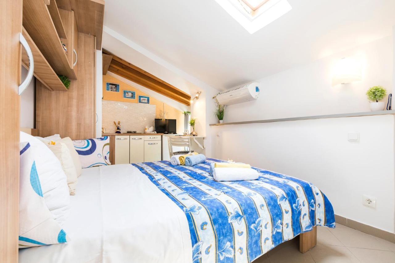 Apartmani I Soba Roberto I Mirjana วาลุน ภายนอก รูปภาพ